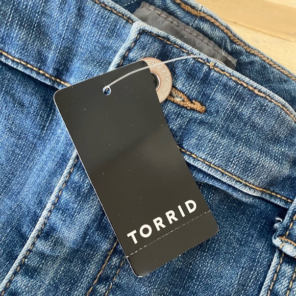 TORRID HIGH-RISE SHORT SZ 16 New - Picture 7 of 9